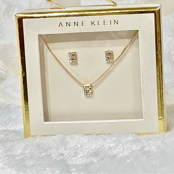 NWT Anne Klein necklace and earrings set monogram E 💍🎈🎊💎💕 - Picture 9 of 9